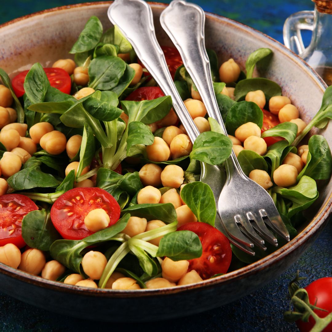 Balanced PMOS-friendly plate with protein, beans, vegetables and olive oil, showing how to build a satisfying meal.